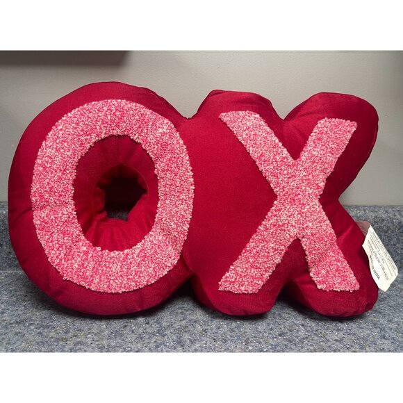 Target Bullseye Playground XO Valentines LOVE Pillow 10 by 14  new with tag! - Picture 2 of 2